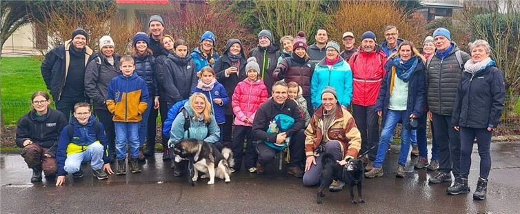 Eine fröhliche Truppe, darunter zahlreiche Stammgeher, wandert seit einigen Jahren mit „Mann und Maus“ und „Kind und Kegel“ zum Jahresende zur Malberghütte (372 hm). Foto: privat