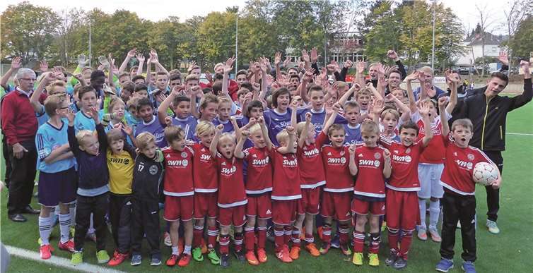 Eine fußballbegeisterte Kinderschar. privat