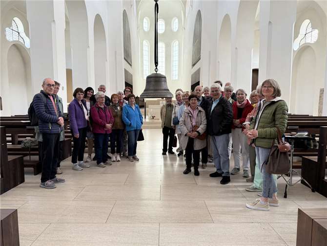 Eine ganz besondere Klanginstallation der freischwingenden Glocke durfte die Gruppe in der Moritzkirche erleben.  Foto: Hans Hartenfels