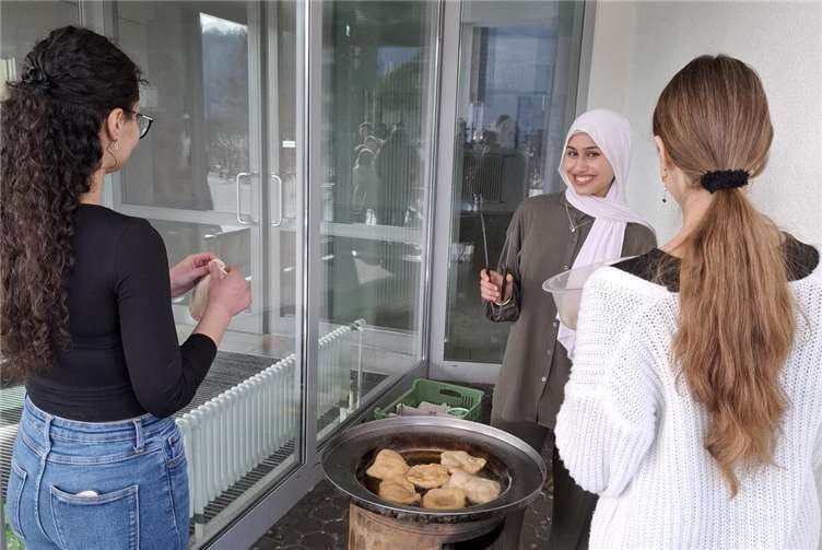 Ungarische Delikatesse im Pausenverkauf Eine ganz besondere Spezialität bot die Klasse 9e mit dem leckeren Siedegebäck Langos. Foto: Realschule plus und FOS Untermosel