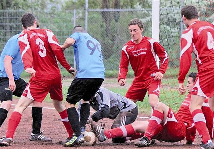 Eine ganz enge Kiste war die Partie der SG Oberfell (rotes Trikot) beim Tabellenführer in der Goldgrube.TH