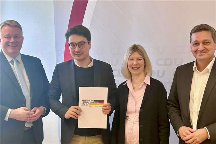 Eine ganze Menge gelernt hat der Koblenzer Philip Rünz (2.v.li.) beim Nachwuchsförderprogramm der CDU Rheinland-Pfalz. Nun hat er von den Landtagsabgeordneten Gordon Schnieder (li.), Jenny Groß (2.v.re.) als Leiterin des Nachwuchsförderprogramms und Christian Baldauf (re.) sein Absolventenzertifikat erhalten.  Foto: Pierre Fischer