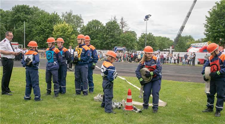 Eine ganze Menge von Schläuchen mussten beimLeistungsnachweis der Jugendfeuerwehr zusammengefügt werden. Fotos: JOST