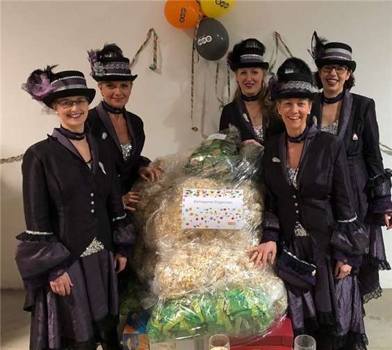 Eine ganze Palette mit Wurfmaterial gewannen die Engelchen für ihre erste Session.privat