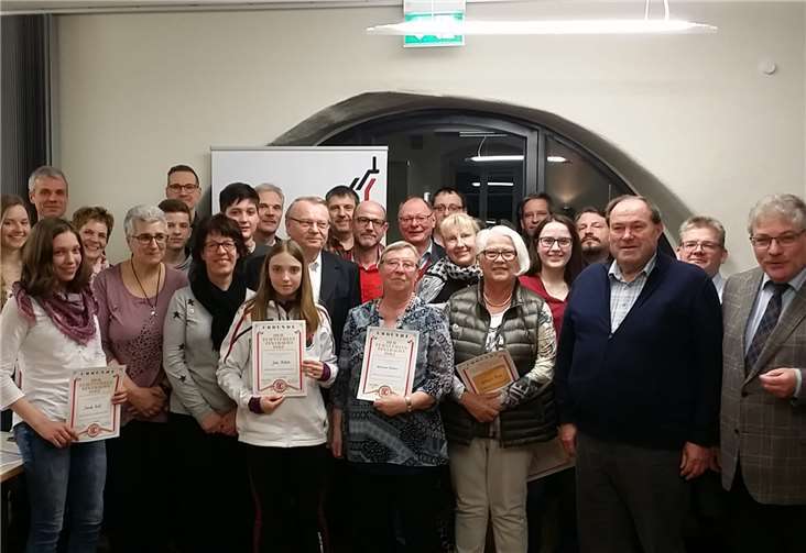 Eine ganze Reihe an Auszeichnungen konnte der Vorsitzende Willy Müller (r.) vornehmen.  privat