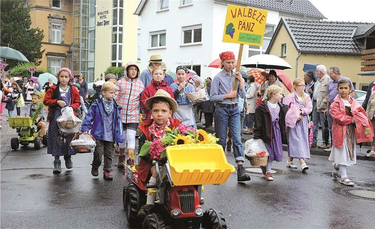 Eine ganze Reihe der „Pänz“ nahmen so als süße Winzer beim Umzug teil.