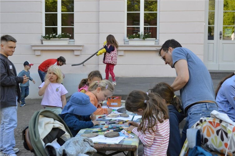Eine ganze Reihe von Kindern hatte mit den Mitarbeiterinnen des Jugendbahnhof auf dem Marktplatz fleißig gebastelt.