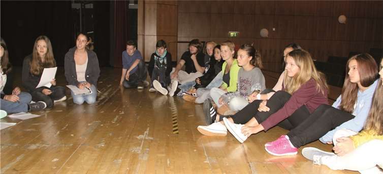 Eine gebannte Zuhörerschaft bildete der Kulturkurs im Gespräch mit den Künstlerinnen.privat