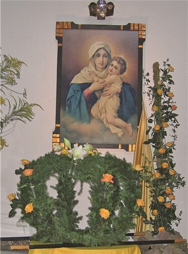 Eine gebundene Krone schmückt in jedem Jahr an Maria Himmelfahrt die PIlgerkirche.