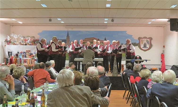 Eine gelungene Adventsfeier gelang den Herren von MGV „Loreley“ unter der Leitung von Bardo Becker. Im Verlauf wurden einige Mitglieder für jahrzehntelange Vereinstätigkeit ausgezeichnet.privat