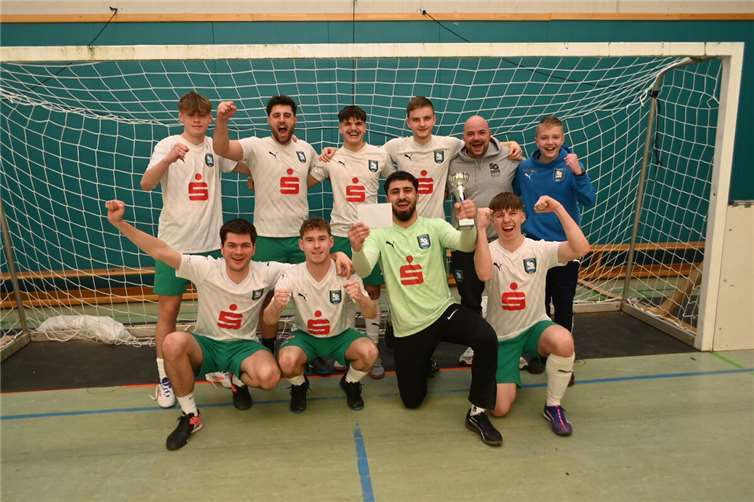 Eine gelungene Mischung aus jungen und alten Spielern: Die SG 2000 Mülheim-Kärlich setzte sich beim elften Offenen Hallenfußballturnier der Verbandsgemeinde Mendig in der Kreissporthalle an der Fallerstraße souverän durch.  Fotos: SK