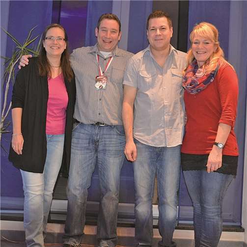 Eine gelungene Überraschung: Patrik Hartwig (zweiter von rechts) mit Lebenspartnerin Bibi Braun und Prinz Markus der I. mit Ehefrau Bianca. privat