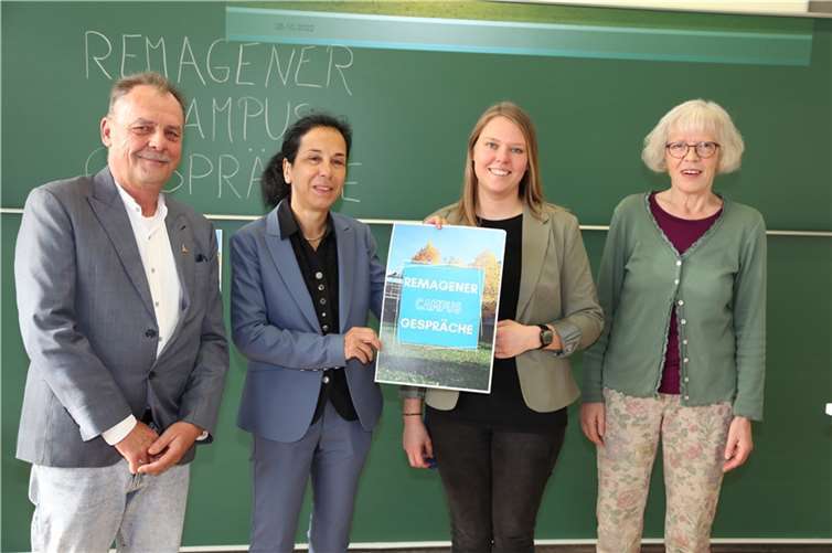 Eine gelungene Veranstaltung zum Thema Bürgerschaftliches Engagement und Ehrenamt brachte zahlreiche Besucher an den Remagener Campus: v.l. Thomas Pfundstein, Prof. Dr. Gabriele Moos, Leona Pütz, Mechthild Haase. Quelle: Hochschule Koblenz