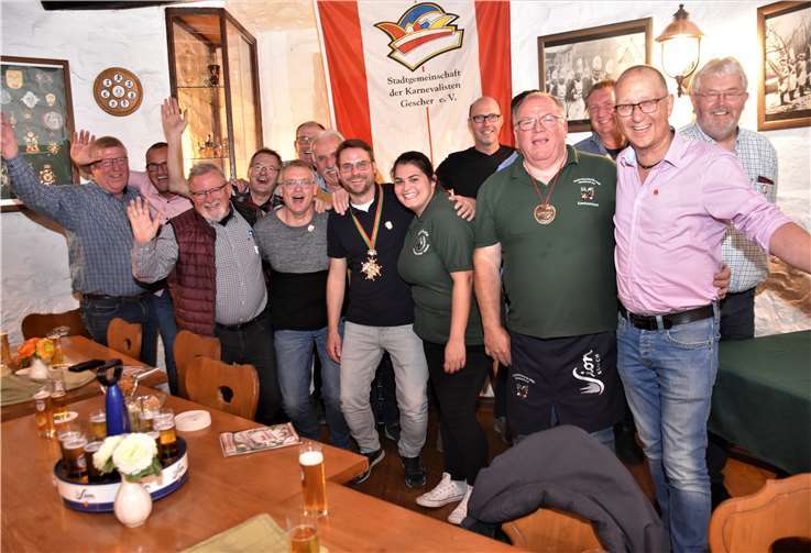 Eine gemeinsame kleine Feier im Wasemer Turm, der guten Stube der Rheinbacher Stadtsoldaten, durften im Programm für die Gäste aus Westfalen nicht fehlen. Foto: Alfred Eich