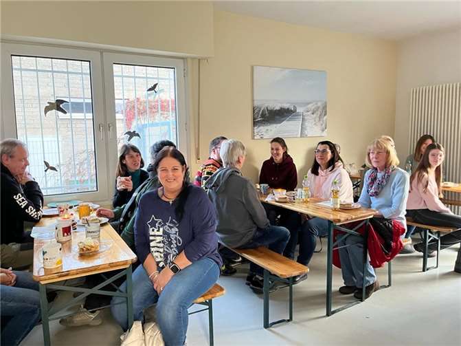 Eine gemütliche Kaffeerunde im Tierheim Andernach wurde organisiert, um sich bei den ehrenamtlichen Helfern mit Kaffee und Kuchen zu bedanken. Foto: privat