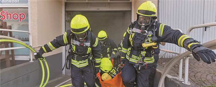 Eine gerettete „Person“ wird aus der Garage getragen.privat