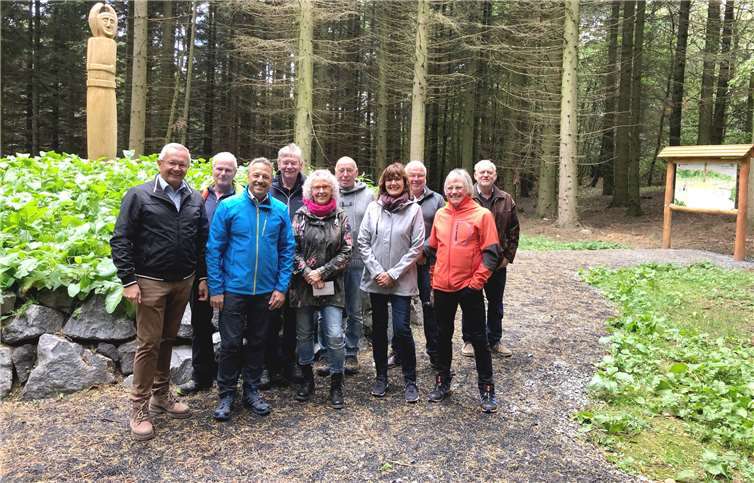 Eine geschichtlich wertvolle und anschauliche Station können Wanderer in der Bonefelder Gemarkung erleben: der nach historischen Vorlagen entstandene Nachbau eines keltischen Hügelgrabes. Die am Butterpfad Bonefeld gelegene Anlage wurde kürzlich von den an der Realisierung beteiligten Institutionen vorgestellt. Foto: Erste Reihe (v.l.n.r.): Achim Hallerbach (Landrat), Hans-Werner Breithausen (Bürgermeister VG Rengsdorf-Waldbreitbach), Claudia Runkel (Ortsbürgermeisterin Bonefeld), Irmgard Schröer (Geschäftsführerin Naturpark Rhein Westerwald), Paul Pütz (freischaffender Künstler); zweite Reihe (v.l.n.r.): Frank-Dieter Rheinhard (Gemeinderat), Udo Runkel (Gemeinderat), Paul Puderbach (Gemeinderat), Michael Kocherscheidt (Verwaltung VG Rengsdorf-Waldbreitbach), Dr. Reiner Philippi (ehemaliger Ortsbürgermeister Hardert) und sehr bewandert in der Keltengeschichte.