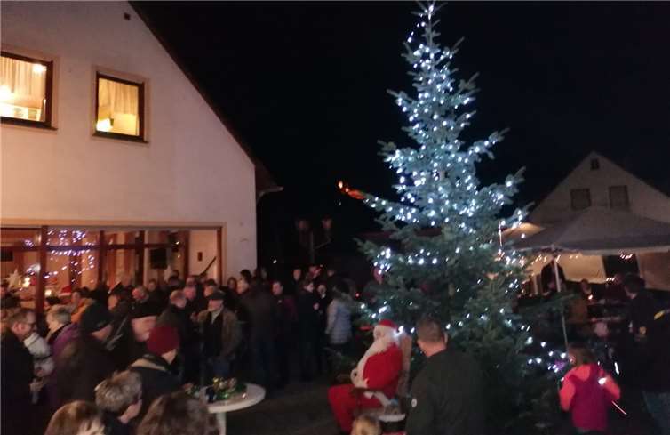Eine geschmackvolle Dekoration unter dem großen, von den Schützen gespendeten, Weihnachtsbaum tauchten den Platz in eine gemütliche und besinnliche Atmosphäre. Quelle: St. Sebastianus Schützengilde Kattenes 1888