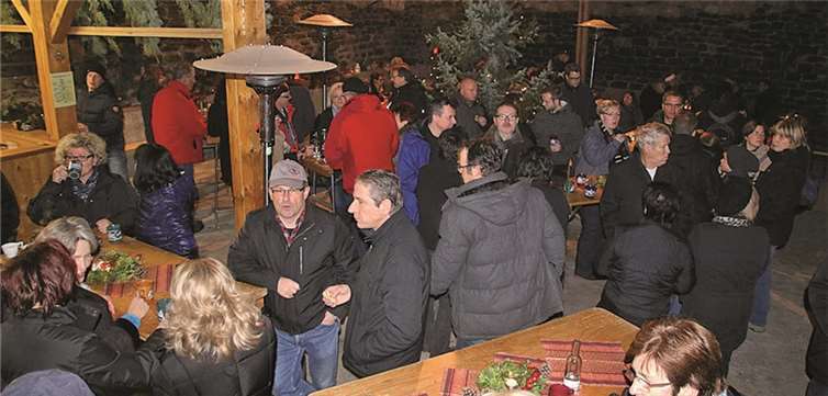 Eine gesellige Runde in der Dorfscheune. Privat