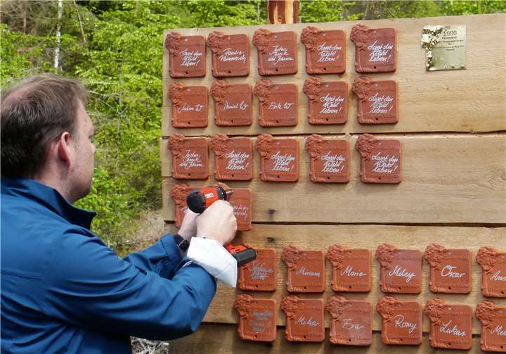 Eine gestiftete Gedenktafel kennzeichnet die 1000. Baumpatenschaft der 3. Klasse.