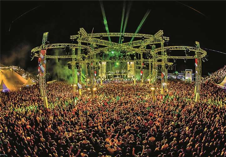 Eine gigantische Kulisse, auf 23 Bühnen können die Besucher LiveActs unter dem Motto „stay as you are“ erleben. www.nature-one.de