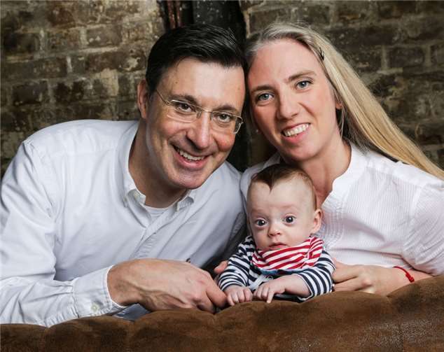 Eine glückliche Familie: Daniel und Romanie Rothoeftmit dem kleinen Florian. Foto: privat