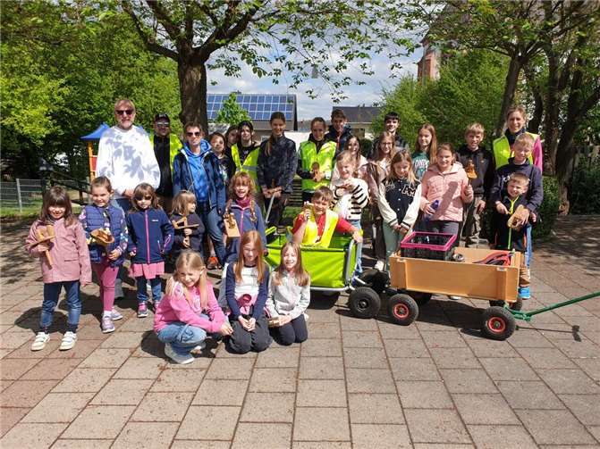 Eine glückliche Truppe in der Ortsmitte von Oedingen. Bewaffnet mit drei Leiterwagen vor dem großen Finale, dem einsammeln von Eiern, Süßigkeiten und Geld.  Foto: Hubert Niemiecz