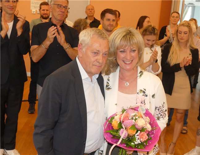 Eine glückliche Wahlsiegerin wird von einem sichtlich ergriffenen Manfred Schnur gratuliert.