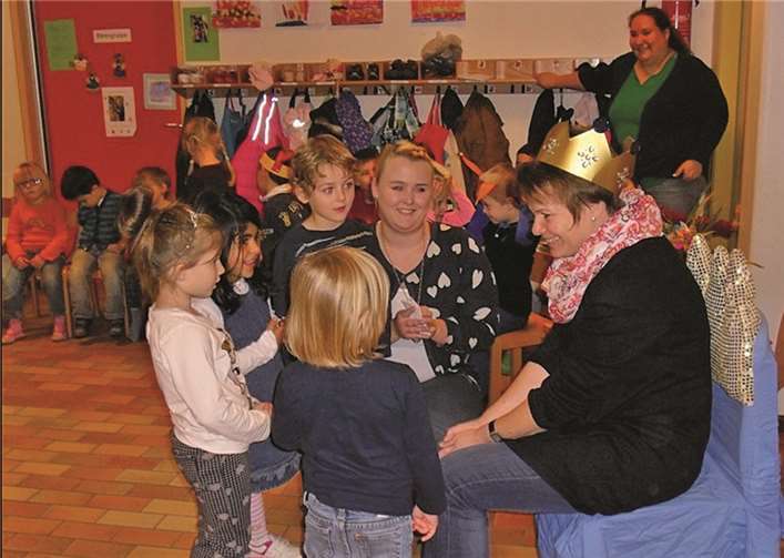 Eine goldene Krone fürs silberne Jubiläum: Erzieherin Iris Kunz.privat