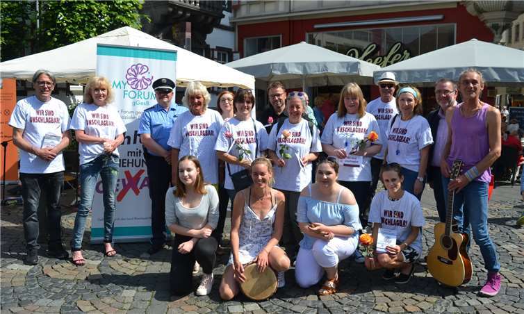 Eine grandiose Aktion bot das Mayener Forum gegen Gewalt: Auf dem Marktplatz verteilten die Mitglieder Rosen,Infomaterial und gaben interessierten Bürgern Auskunft über das allgegenwärtige Thema.E.T. Müller