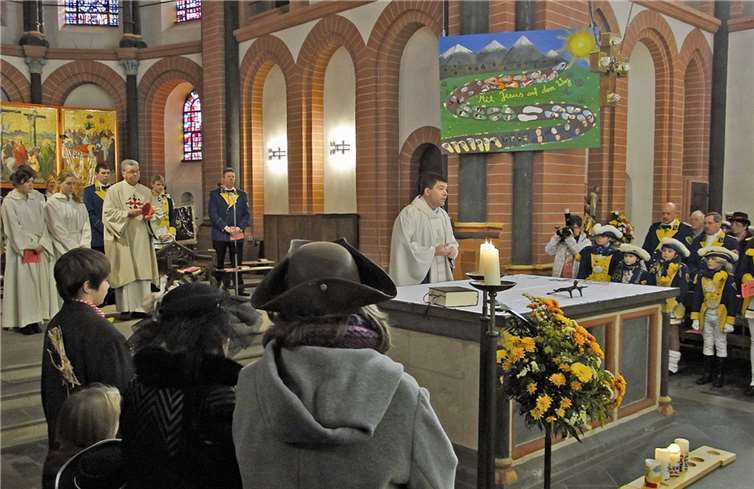 Eine grandiose Premiere mit seiner Narrenmesse lieferte Pastor Achim Thieser: Das ganze auf Sinzije Platt und mit einer Predigt in Reimform. Dafür gab es im bestens gefüllten Gotteshaus spontanen Applaus. -RÜ