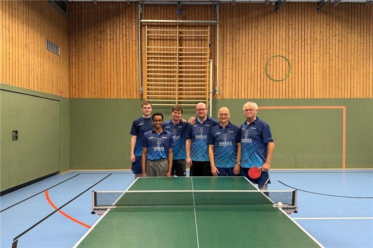 Eine grandiose Saison spielt die 4. Herren mit Lukas Seul, Ghirmay Schäfer, Peter Becker, Karl Malucha, Hans-Dieter  „Flippo“ Villmow und Klaus-Dieter Schultz (v.l.n.r.).