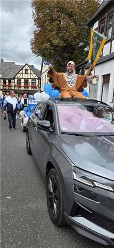Eine große Abordnung des FC Germania Metternich mit dem Maskottchen, der „Eule“