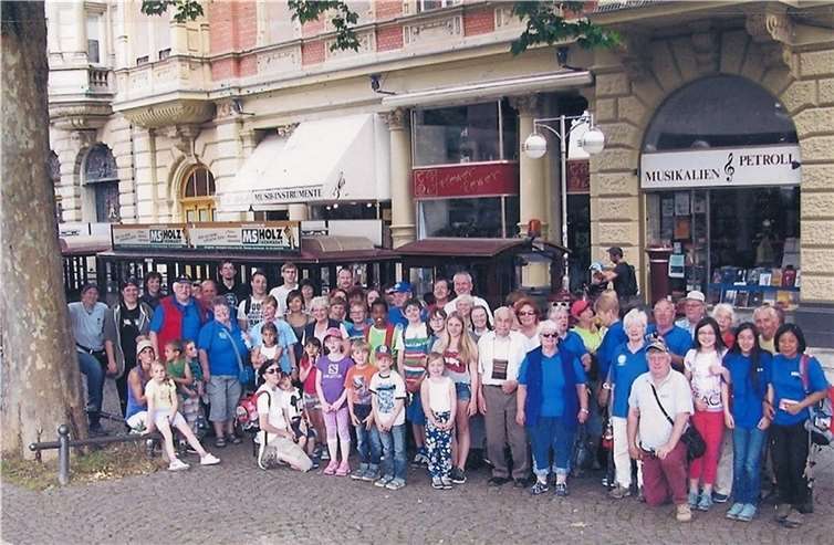 Eine große Anzahl Kinder und Jugendlicher beteiligte sich an der Wanderfahrt nach Wiesbaden mit Stadtbesichtigung.