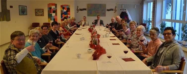 Eine große Anzahl an Ehrenamtlichen unterstützt die Mitarbeiter des Seniorenheims St. Maria-Josef dabei, den Bewohnern den Alltag zu bereichern. privat