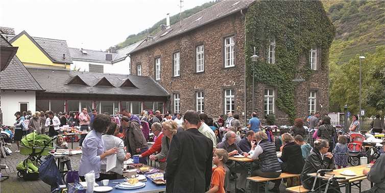 Eine große Auswahl an Kleidern und Spielsachen gab es beim diesjährigen Herbstbasar in Ernst. privat