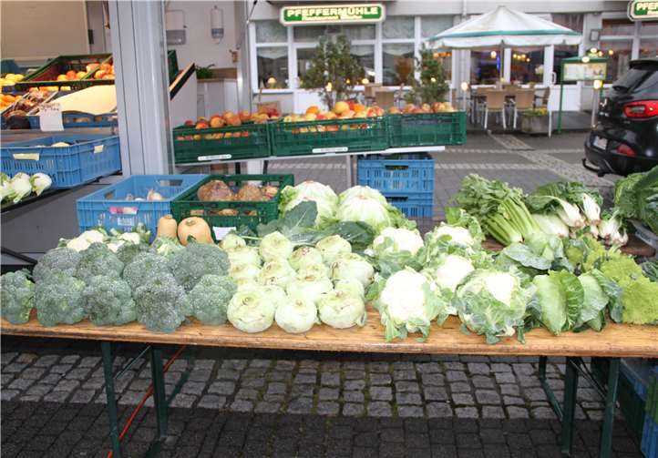 Eine große Auswahl an frischem Gemüse findet man auf dem Wochenmarkt.