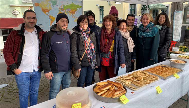 Eine große Auswahl an internationalen Spezialitäten wurde am Stand des Migrationsbeirates angeboten. Foto: Migrationsbeirat Remagen