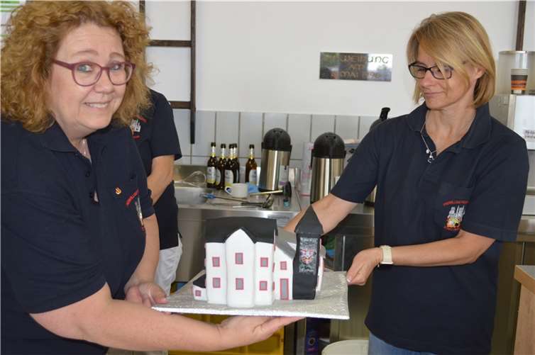 Eine große Auswahl an leckeren Kuchen wurden gebacken: unter anderem das Feuerwehrhaus in Remagen in Miniatur.