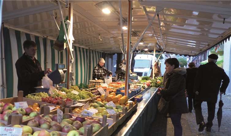 Eine große Auswahl an regionalen Produkten wie Obst oder Gemüse gibt es auf dem Bendorfer Wochenmarkt zu kaufen.