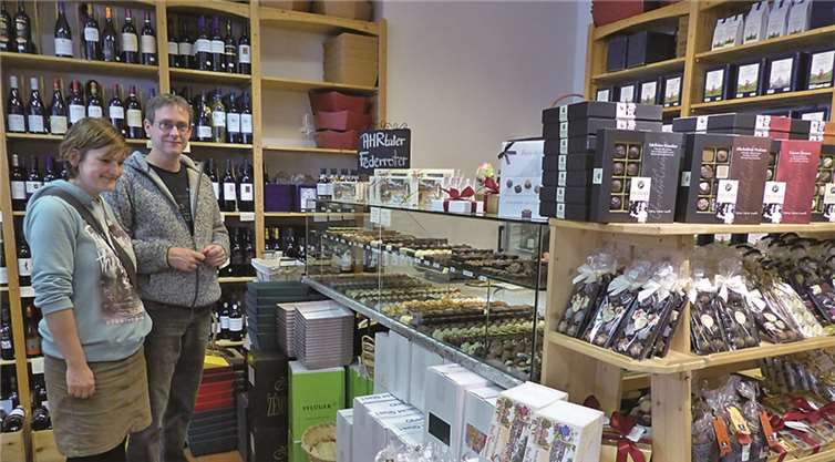 Eine große Auswahl exquisiter Pralinen und Schokoladen lässt den Kunden das Wasser im Mund zusammenlaufen.