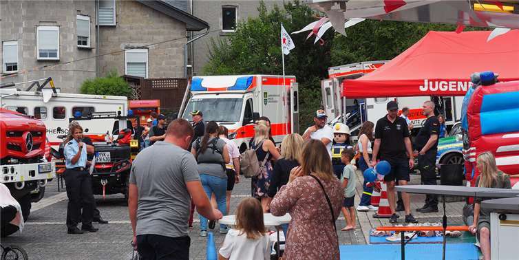 Eine große Fahrzeugausstellung gab es auf der „Blaulichtmeile“.