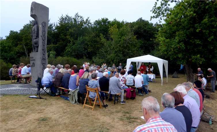 Eine große „Festgemeinschaft“ versammelte sich rund um die Jakobus-Pilgersäule am Eifel-Camino.Fotos: PRESS