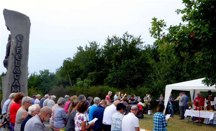 Eine große „Festgemeinschaft“ versammelte sich rund um die Jakobus-Pilgersäule am Eifel-Camino.