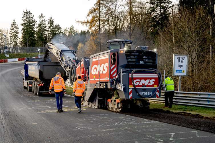 Eine große Fräse arbeitet sich durch den Asphalt. Bis Anfang März sollen die Bauarbeiten abgeschlossen sein.  Foto: Marius Althof