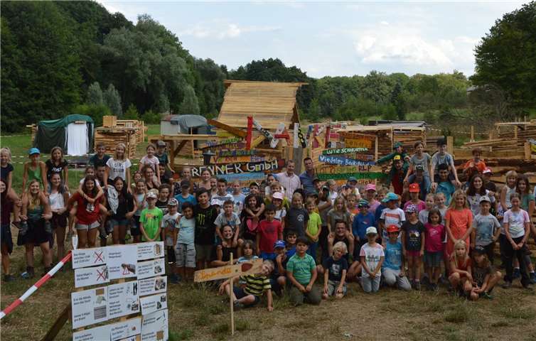 Eine große Gemeinschaft: die BAUi-Gemeinde 2019. Alle Häuschen des Hüttendorfs entstanden in Eigenregie und –leistung der Jungen und Mädchen.Foto: privat