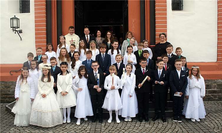 Eine große Gruppe Kinder empfing St. Peter die Erstkommunion.  RÜ