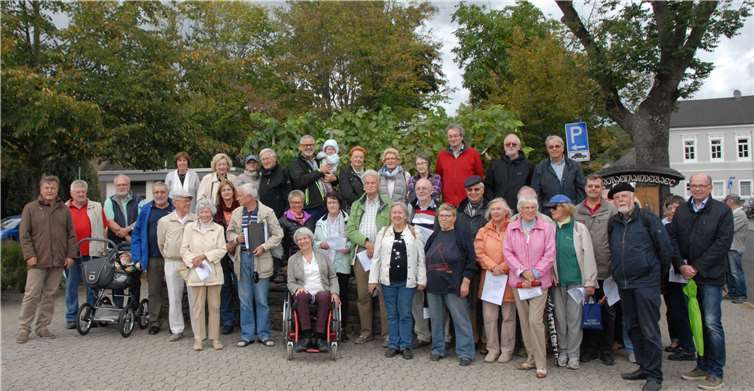 Eine große Gruppe hatte der Denkmalverein Sinzig zur Führung von Dr. Jürgen Haffke (zweiter von rechts) durch Bad Bodendorf versammelt – hier beim Start am Bahnhof. Foto: Denkmalverein