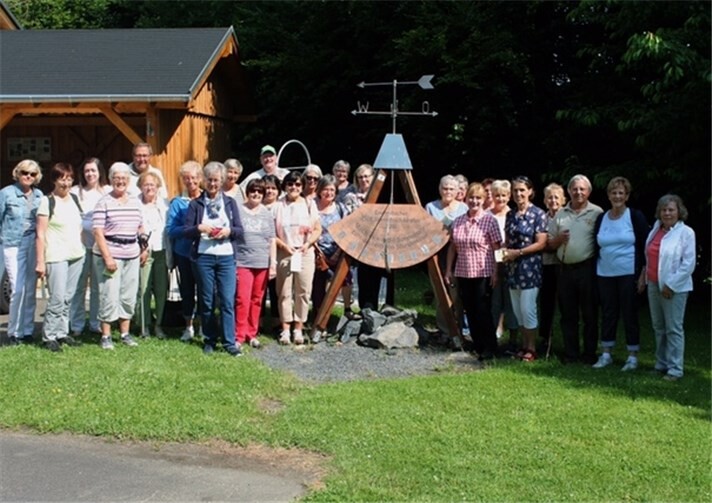 Eine große Gruppe hatte sich am Naturerlebnispfad eingefunden. -UP-