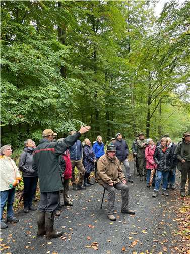 Eine große Gruppe interessierter Bürgerinnen und Bürger nahm an der von der Landtagsabgeordneten Ellen Demuth jährlich angebotene Waldbegehung mit Förstern teil. Quelle: Büro von Ellen Demuth